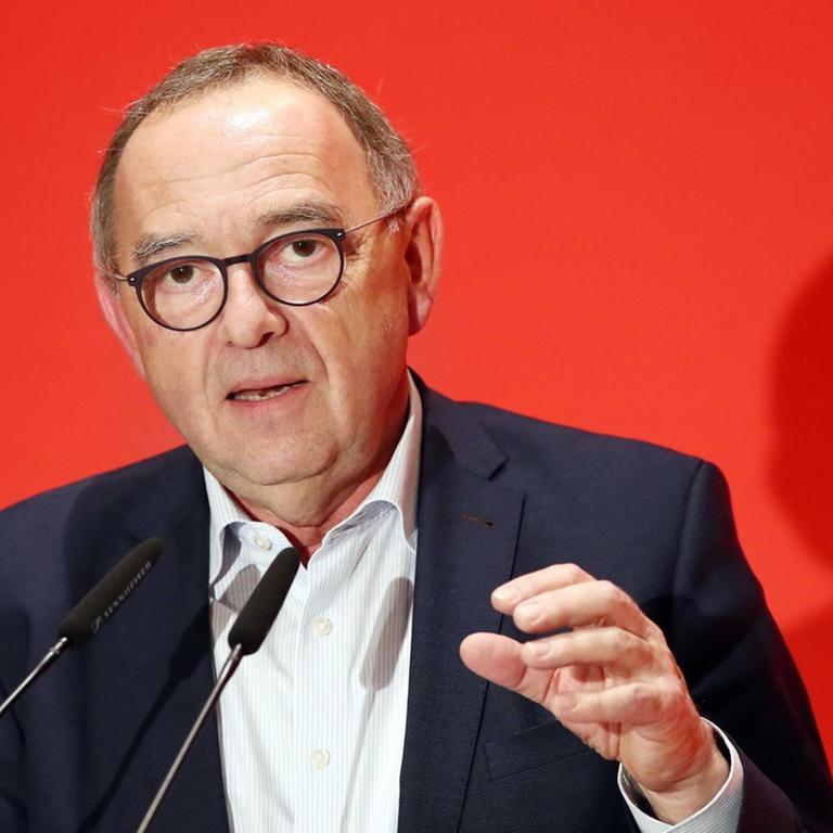 24.01.2020, Thüringen, Erfurt: Norbert Walter-Borjans, einer der beiden Bundesvorsitzenden der SPD, spricht beim außerordentlichen SPD-Landesparteitag Thüringen. Im Mittelpunkt steht die Beteiligung der Sozialdemokraten an einer rot-rot-grünen Minderheitsregierung in Thüringen. Foto: Bodo Schackow/dpa-Zentralbild/dpa | Verwendung weltweit