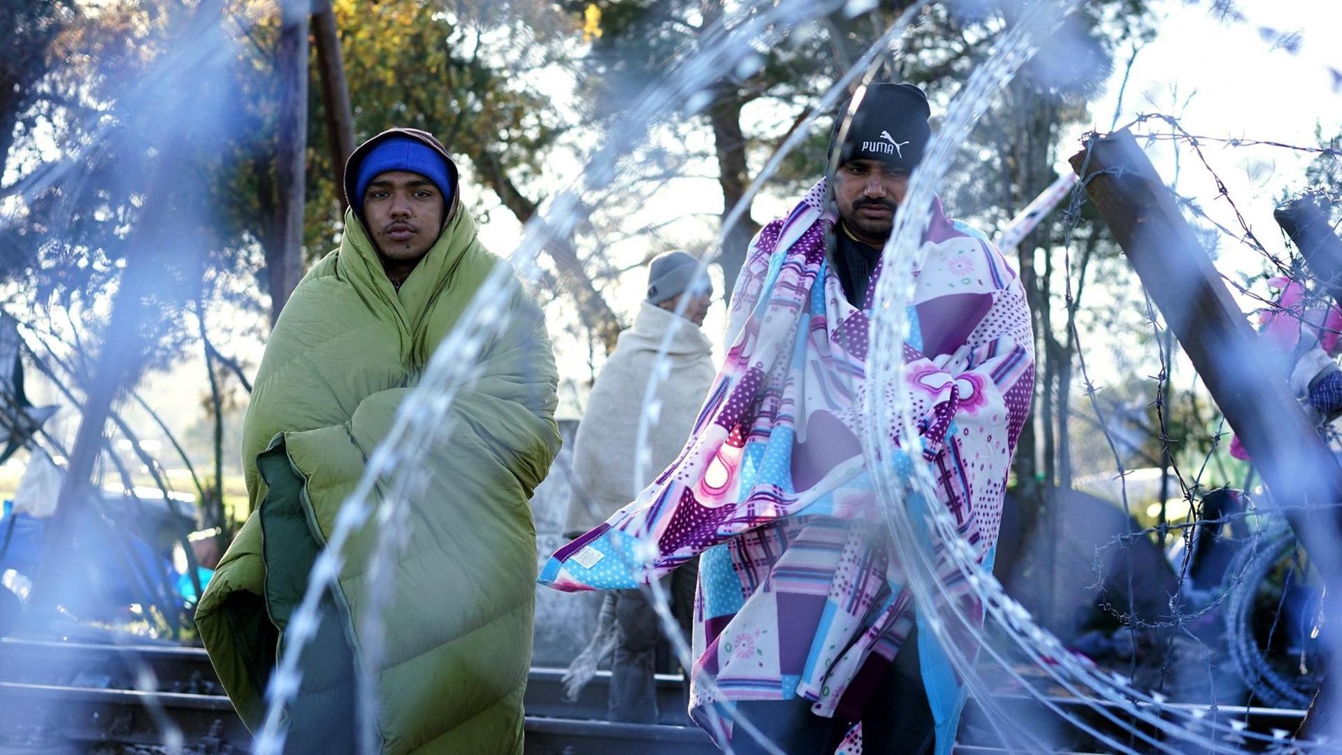 Pakistanische Flüchtlinge an der mazedonischen Grenze bei Gevgelija. Pakistanische Flüchtlinge an der mazedonischen Grenze bei Gevgelija.