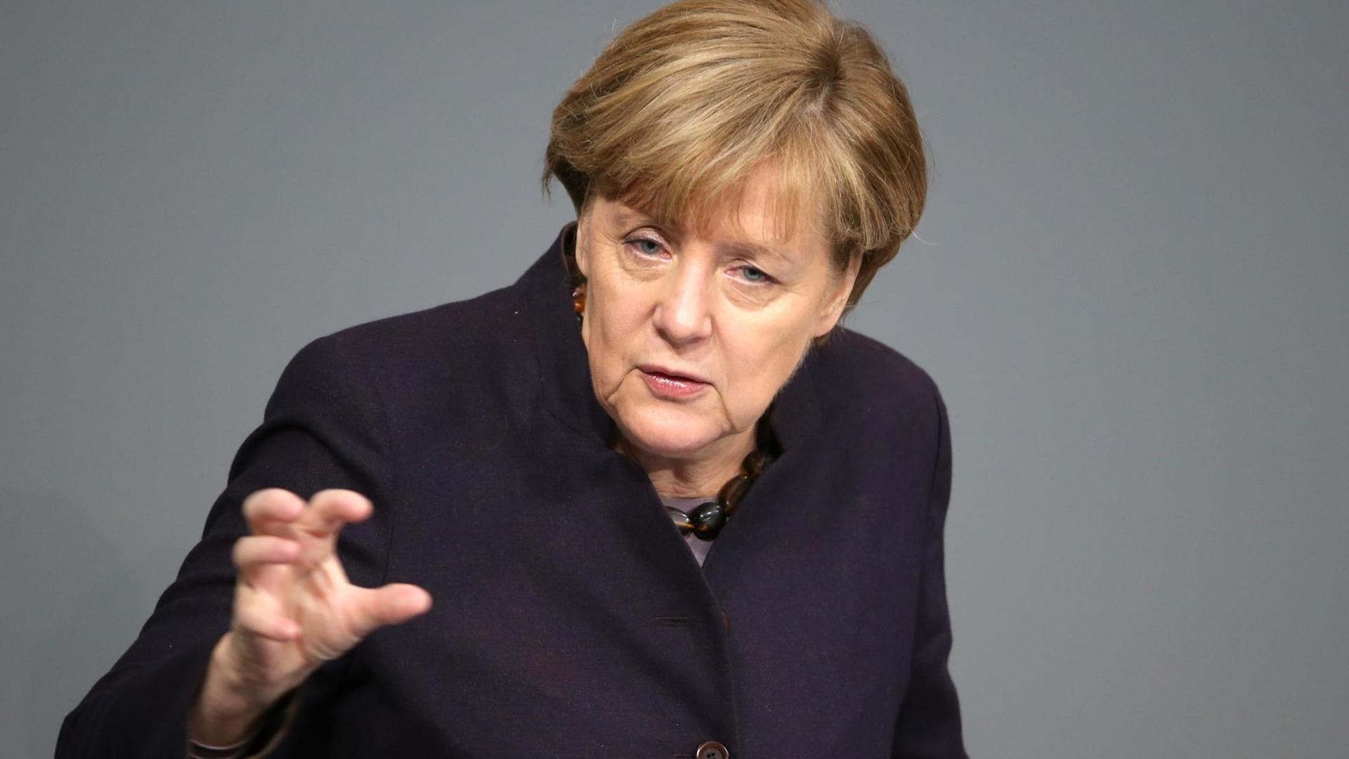 Bundeskanzlerin Angela Merkel (CDU) spricht am 25.11.2015 bei der Haushaltsdebatte im Bundestag in Berlin. Bundeskanzlerin Angela Merkel (CDU) spricht am 25.11.2015 bei der Haushaltsdebatte im Bundestag in Berlin.