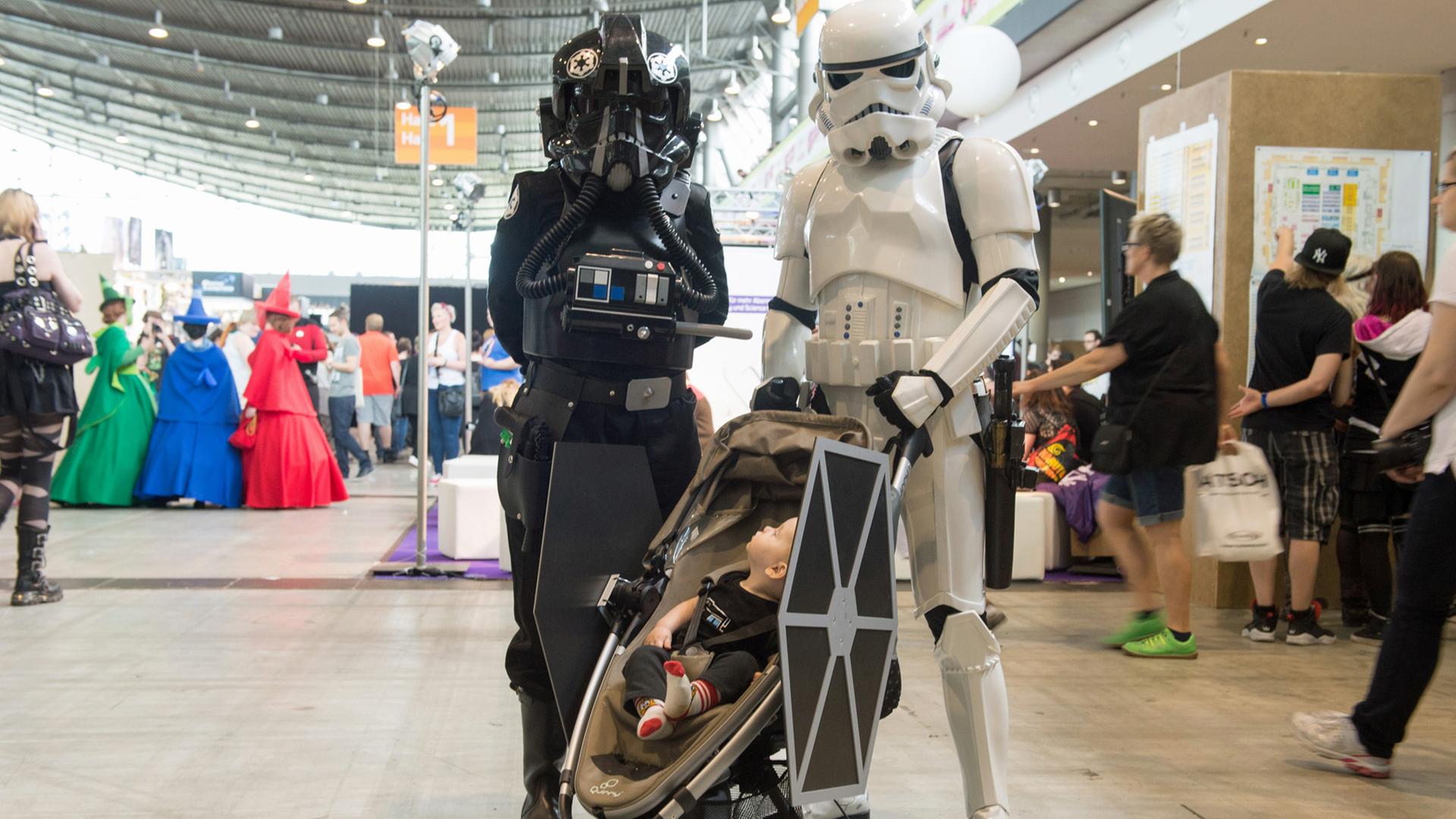 Eine Familie, verkleidet als imperiale Sturmtruppen aus Star Wars, besucht die Messe Comic Con in Stuttgart; Aufnahme vom 25.06.2016 Eine Familie, verkleidet als imperiale Sturmtruppen aus Star Wars, besucht die Messe Comic Con in Stuttgart; Aufnahme vom 25.06.2016