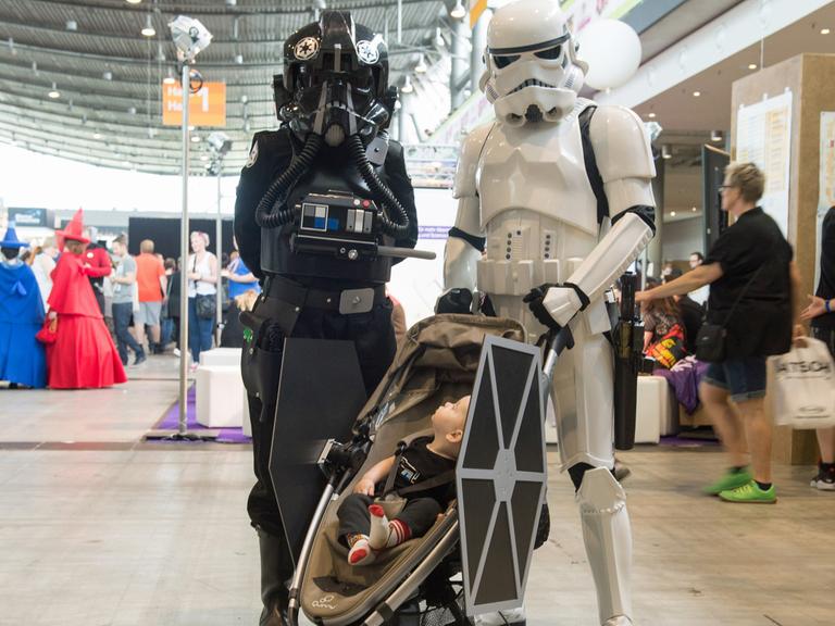 Eine Familie, verkleidet als imperiale Sturmtruppen aus Star Wars, besucht die Messe Comic Con in Stuttgart; Aufnahme vom 25.06.2016