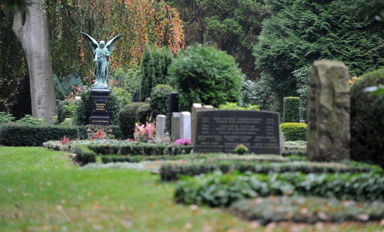 Ohlsdorfer Friedhof zu in Hamburg. Zu sehen sind Gräber. Ohlsdorfer Friedhof zu in Hamburg. Zu sehen sind Gräber.