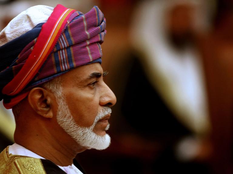 Oman's Sultan Qaboos chairs the opening session of the annual summit of the Gulf Cooperation Council (GCC) in Muscat on December 29, 2008.