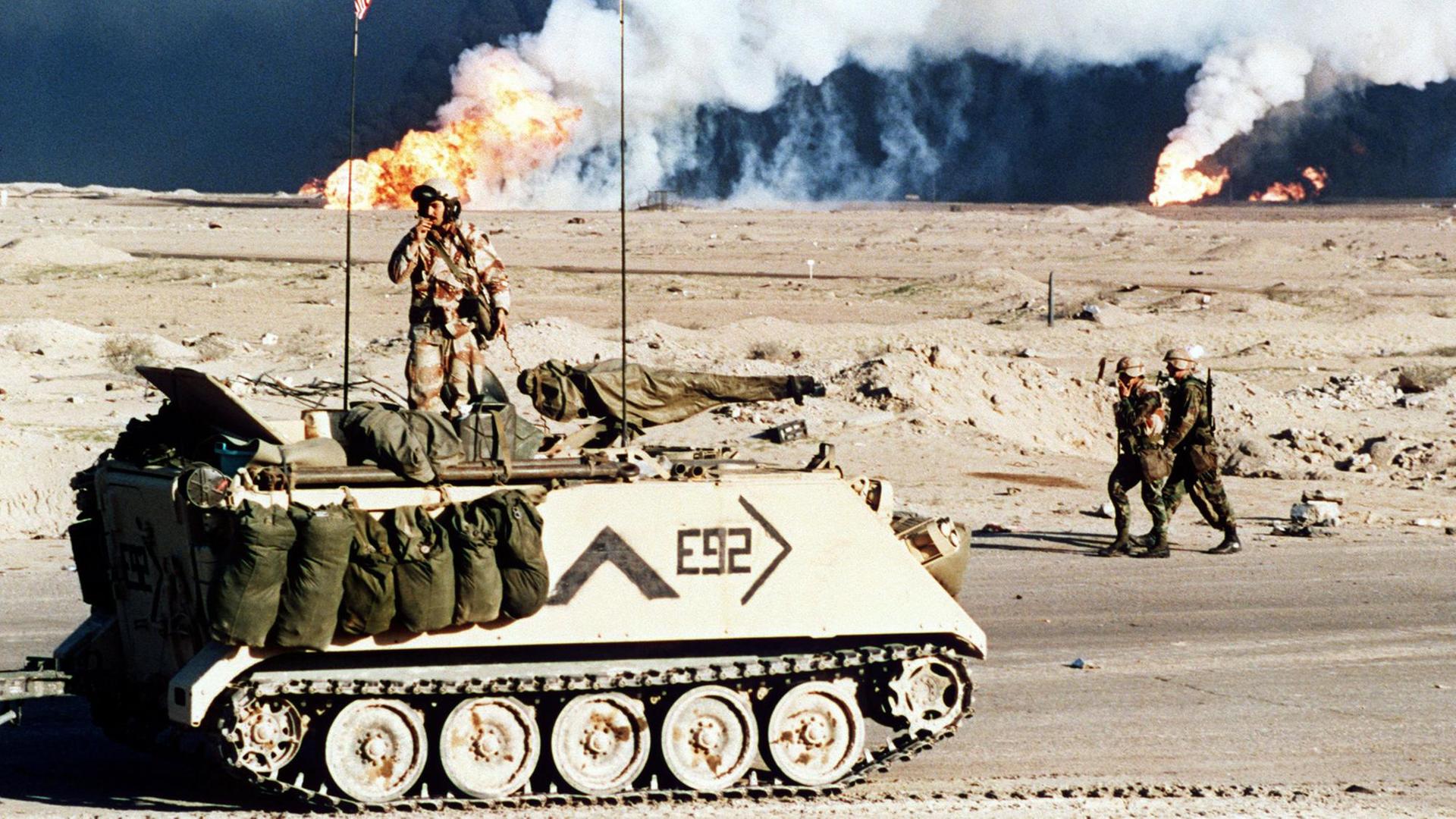 Golfkrieg von 1991 - US-Streitkräfte: Ein amerikanischer Schützenpanzer vor brennenden Ölfeldern nahe der kuwaitisch-irakischen Grenze am 2.3.1991. Die Golfkrise hatte am 2.8.1990 mit dem Einmarsch irakischer Truppen nach Kuwait begonnen. Der UN-Sicherheitsrat forderte daraufhin am 29.11.1990 den Irak auf, seine Truppen bis zum 15.1.1991 aus Kuwait zurückzuziehen. Nach Ablauf des UN-Ultimatums begannen am 17.1.1991 alliierte Streitkräfte unter der Führung der USA mit der Bombardierung Bagdads. Der Golfkrieg endete nach dem Einlenken Iraks am 28.2. 1991 mit der Einstellung aller Kampfhandlungen. Am 20..3.2003 haben amerikanische und britische Truppen einen neuen Krieg gegen den Irak begonnen.