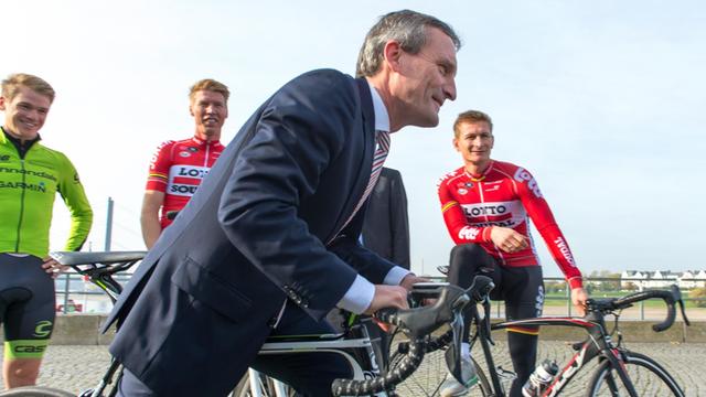 Düsseldorfs Oberbürgermeister Thomas Geisel (SPD) steigt am 30.10.2015 in Begleitung der Radsportprofis André Greipel (r-l), Marcel Sieberg und Ruben Zepuntke in Düsseldorf (Nordrhein-Westfalen) auf ein Rennrad.