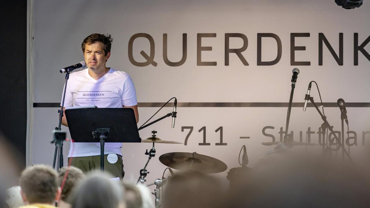 Michael Ballweg, Gründer der Initiative Querdenken 711, auf einer Demo gegen Corona-Beschränkungen in Stuttgart Michael Ballweg, Gründer der Initiative Querdenken 711, auf einer Demo gegen Corona-Beschränkungen in Stuttgart