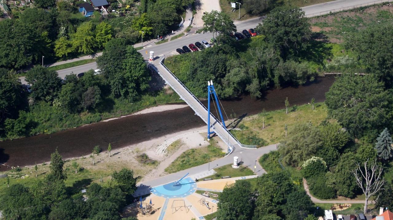 Luftaufnahme: Pappelstiegbrücke im Erfurter Nordpark, am unteren Bildrand verläuft das Nettelbeckufer. Luftaufnahme: Pappelstiegbrücke im Erfurter Nordpark, am unteren Bildrand verläuft das Nettelbeckufer.