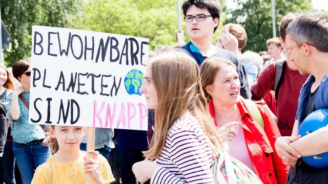 Junge Demonstrantin für mehr Klimaschutz