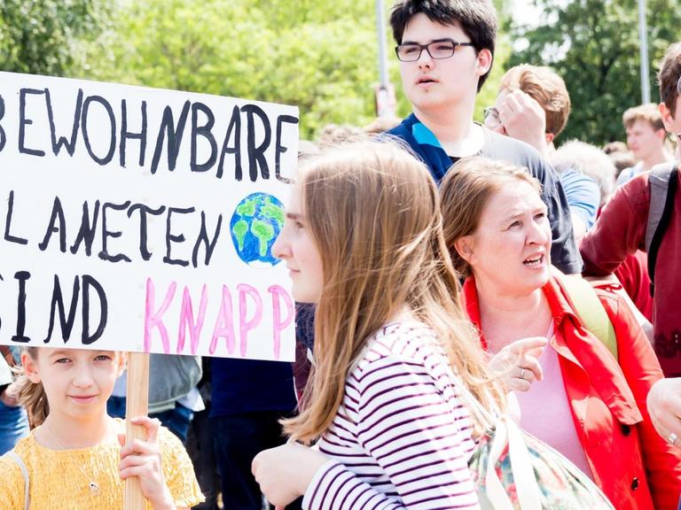 Junge Demonstrantin für mehr Klimaschutz