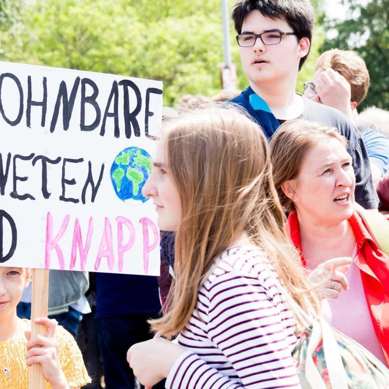Hanover, Germany - May 24: On the occasion of the Global Strike for Future/Climate, the local movement  "Hannover for Future" Organized a march through the city center against the climate change and the inaction of the government on May 24, 2019 in Hanover. The event brought together nearly 12,000 people including many young people. (Photo by Peter Niedung/NurPhoto) | Keine Weitergabe an Wiederverkäufer.