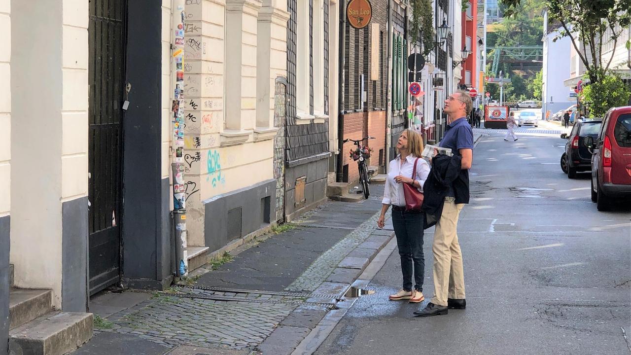 Gisela Steinhauer und Stefan Raue in einer schmalen Straße im Luisenviertel. Gisela Steinhauer und Stefan Raue in einer schmalen Straße im Luisenviertel.