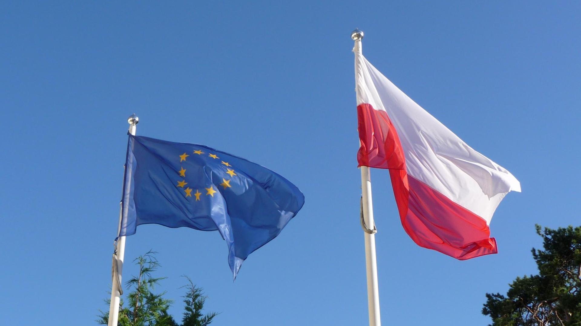 Eine polnische Flagge und eine Europafahne wehen vor dem Grand Hotel im Seebad Sopot (deutsch: Zoppot) an der Ostseekueste von Polen