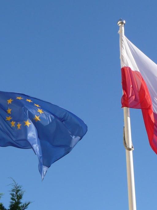Eine polnische Flagge und eine Europafahne wehen vor dem Grand Hotel im Seebad Sopot (deutsch: Zoppot) an der Ostseekueste von Polen