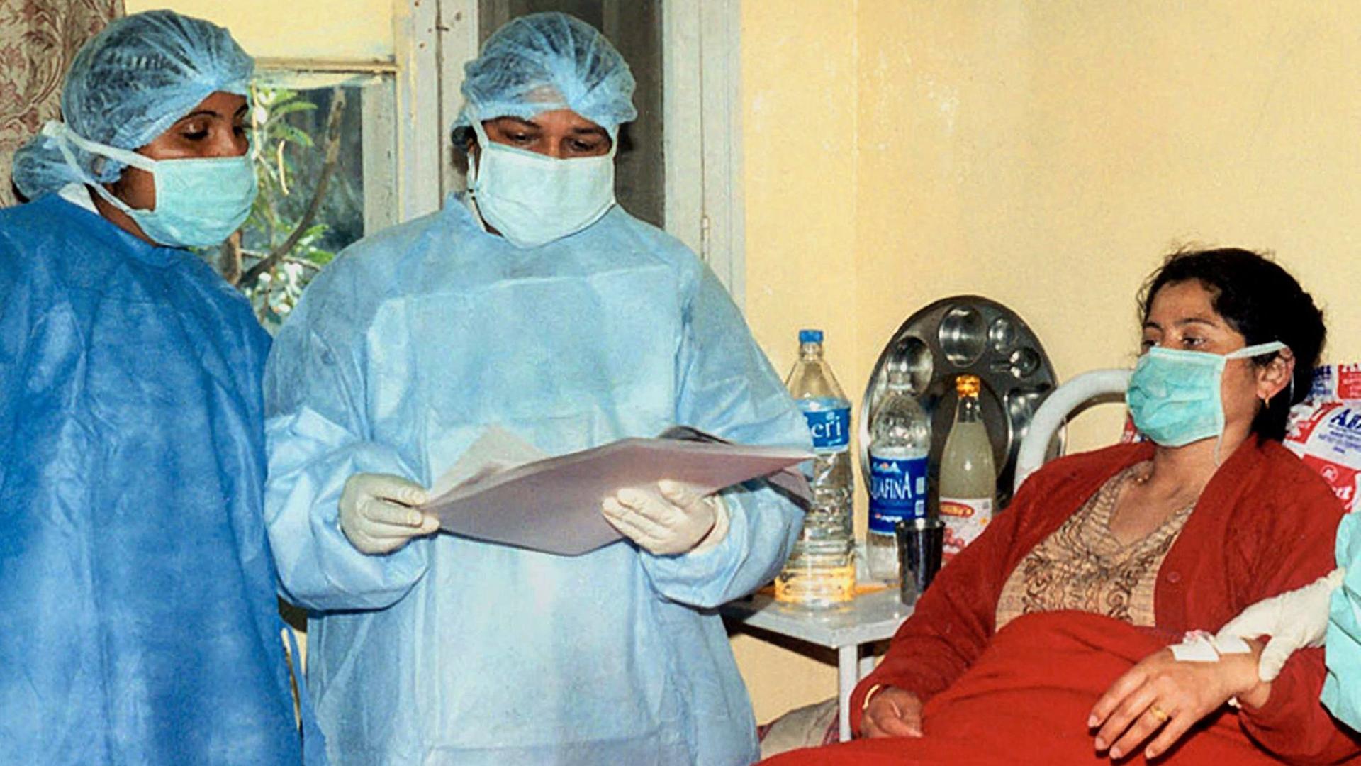 Eine Frau wird 2002 in Indien auf der Quarantänestation von Ärzten untersucht, nachdem sie mit Symptomen der Lungenpest eingeliefert worden war. Eine Frau wird 2002 in Indien auf der Quarantänestation von Ärzten untersucht, nachdem sie mit Symptomen der Lungenpest eingeliefert worden war.
