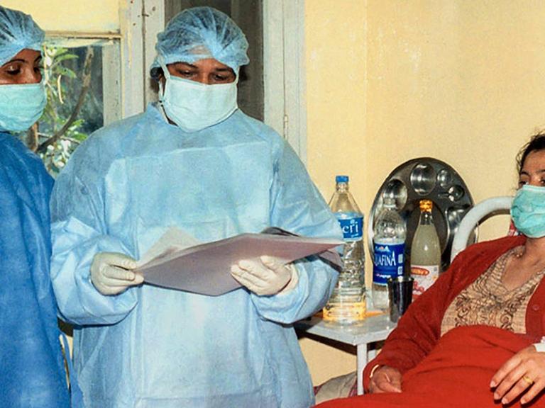 Eine Frau wird 2002 in Indien auf der Quarantänestation von Ärzten untersucht, nachdem sie mit Symptomen der Lungenpest eingeliefert worden war.