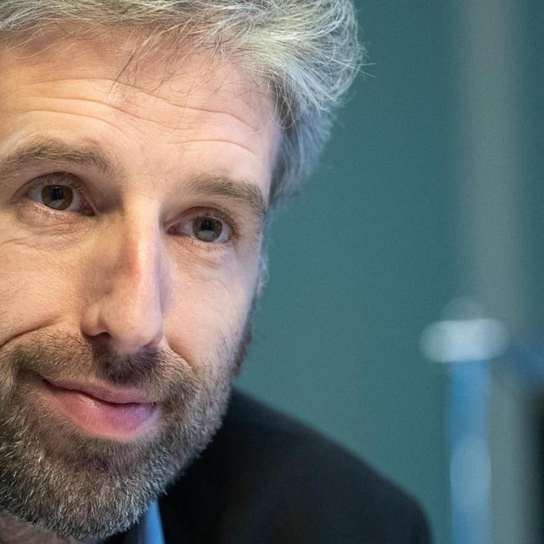 Ein Mann mit grauen Haaren und kurzem Bart.