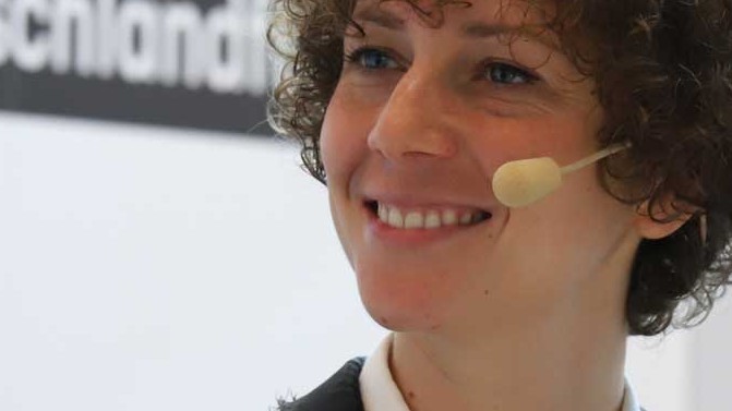 Frankfurter Buchmesse 2017: Die Autorin Sasha Marianna Salzmann im Gespräch mit Frank Meyer von Deutschlandfunk Kultur über ihr Buch "Außer sich" (Suhrkamp). Frankfurter Buchmesse 2017: Die Autorin Sasha Marianna Salzmann im Gespräch mit Frank Meyer von Deutschlandfunk Kultur über ihr Buch "Außer sich" (Suhrkamp).