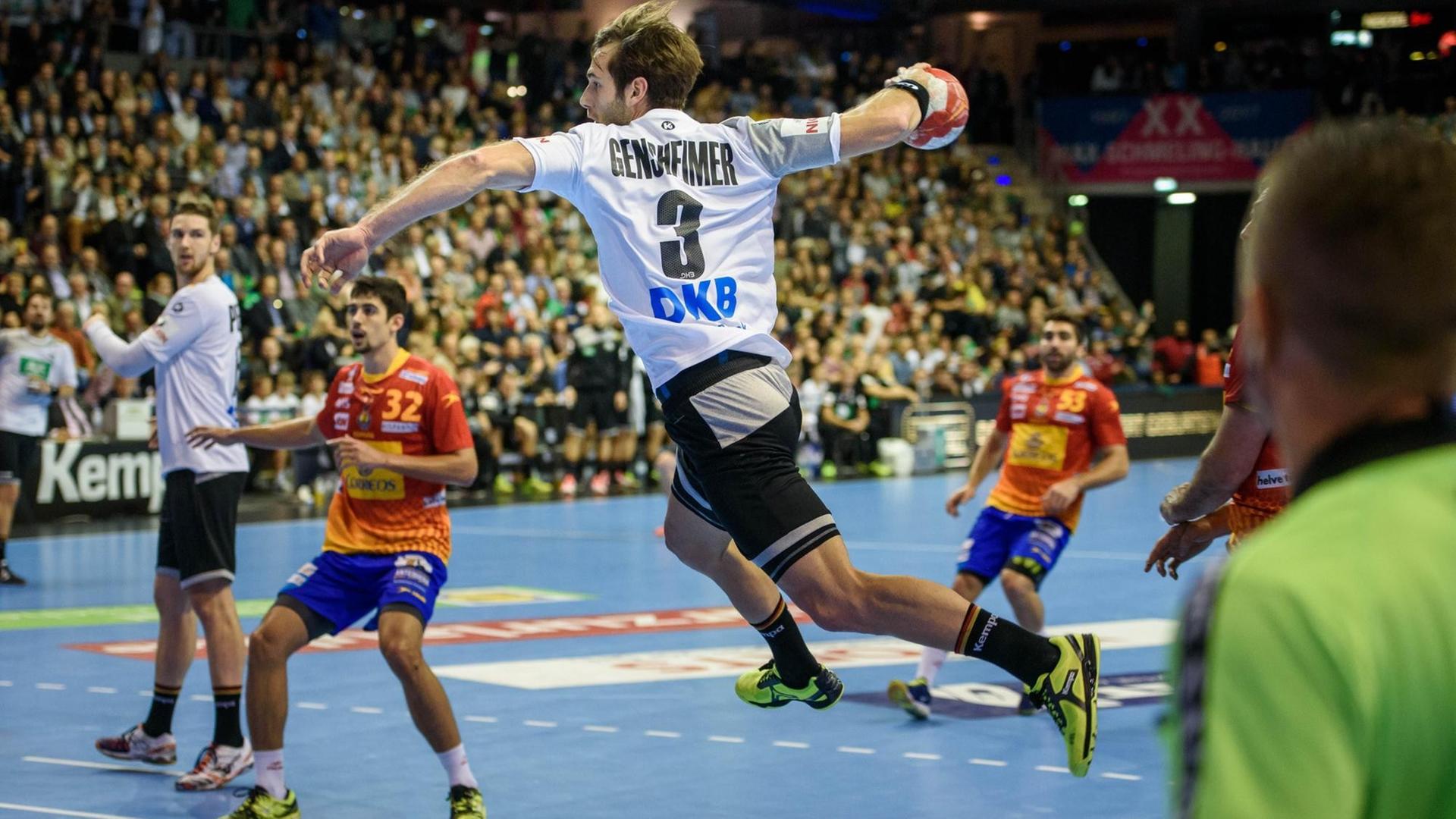 Der deutsche Handballer Uwe Gensheimer wirft auf das Tor der Spanier.