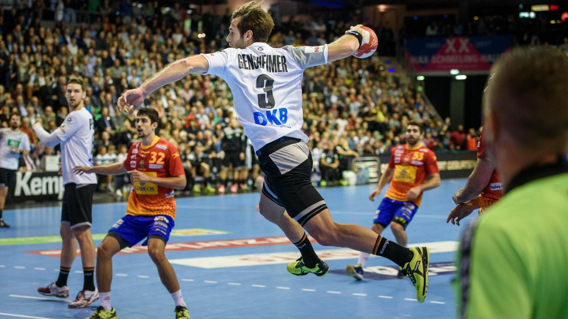 Der deutsche Handballer Uwe Gensheimer wirft auf das Tor der Spanier. Der deutsche Handballer Uwe Gensheimer wirft auf das Tor der Spanier.