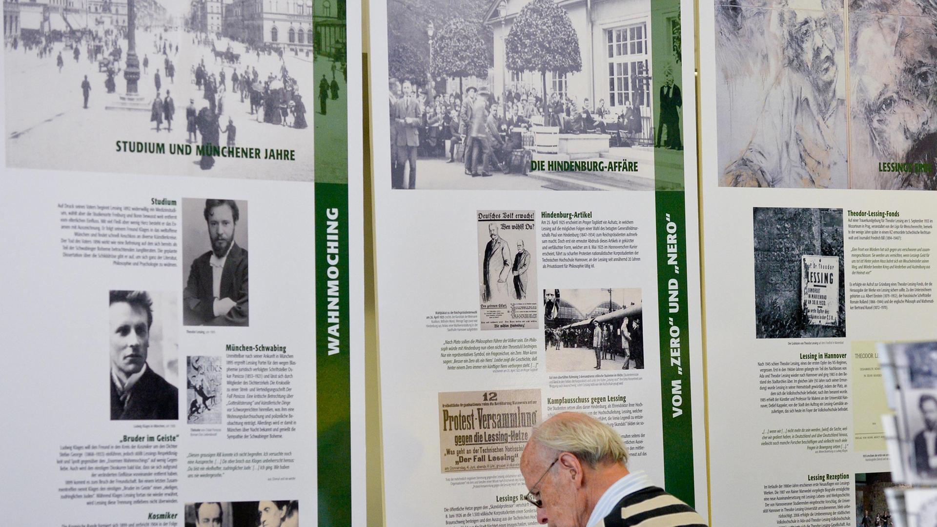 Ein Besucher steht am 29.08.2013 in der Ausstellung zum 80. Todestag des jüdischen Philosophen Theodor Lessing in der Universität in Hannover (Niedersachsen). Ein Besucher steht am 29.08.2013 in der Ausstellung zum 80. Todestag des jüdischen Philosophen Theodor Lessing in der Universität in Hannover (Niedersachsen).