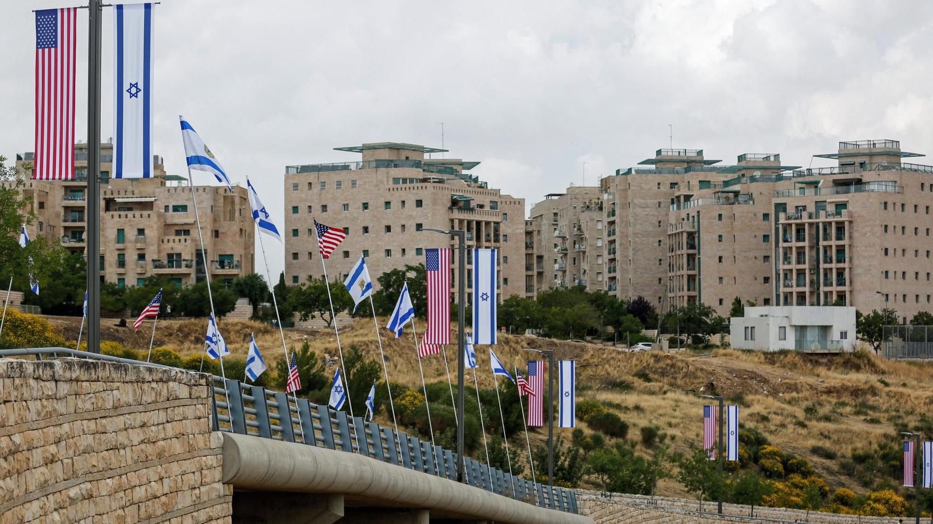 Israelische und US-amerikanische Flaggen säumen den Rand einer Straße, die zur neuen Botschaft der USA in Jerusalem führt Israelische und US-amerikanische Flaggen säumen den Rand einer Straße, die zur neuen Botschaft der USA in Jerusalem führt