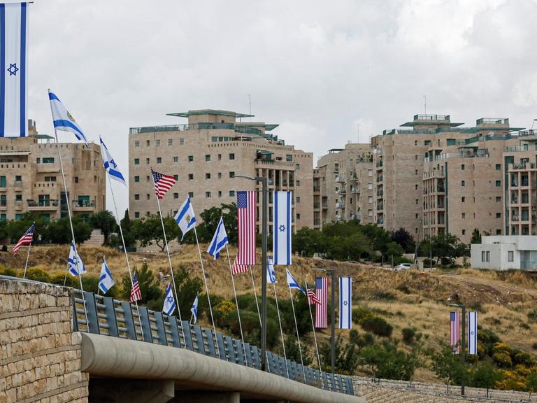 Israelische und US-amerikanische Flaggen säumen den Rand einer Straße, die zur neuen Botschaft der USA in Jerusalem führt
