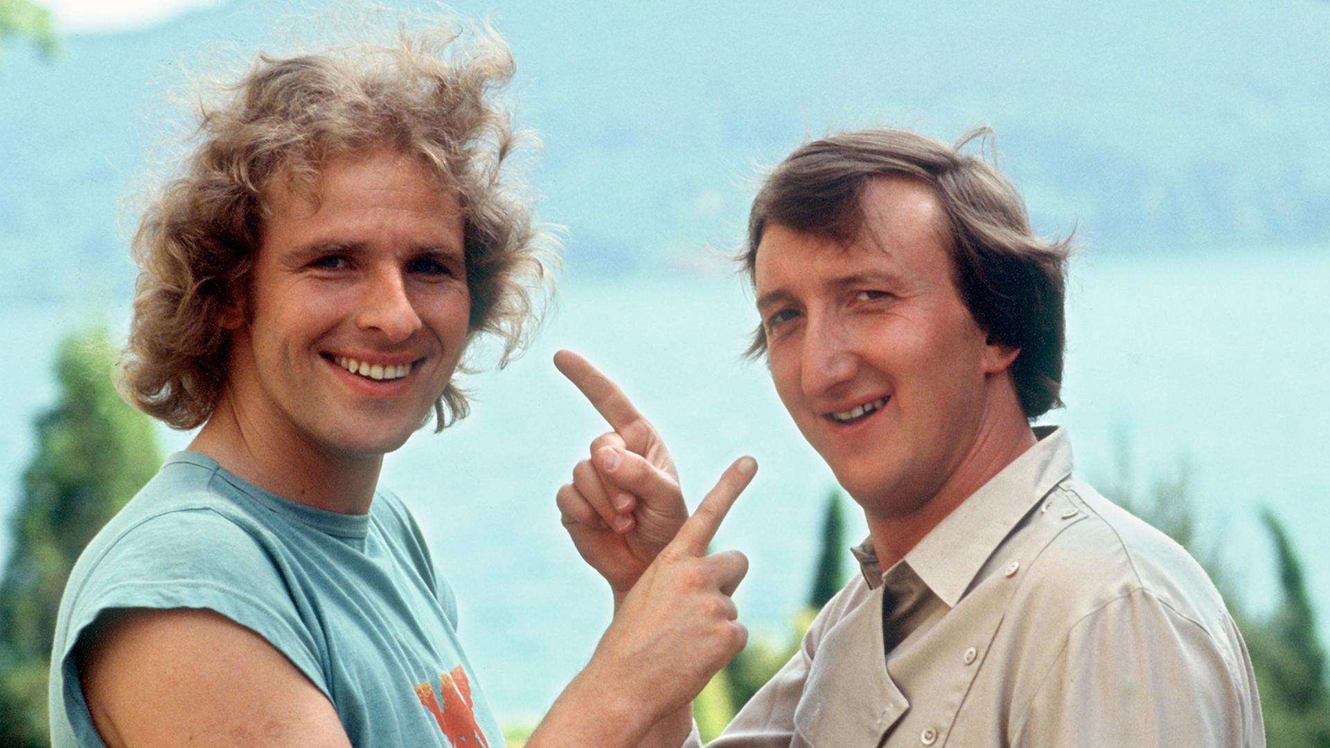 Moderator Thomas Gottschalk und Sänger Mike Krüger während der Dreharbeiten am Wörthersee im Juni 1983 zu dem Kinofilm "Die Supernasen" Moderator Thomas Gottschalk und Sänger Mike Krüger während der Dreharbeiten am Wörthersee im Juni 1983 zu dem Kinofilm "Die Supernasen"