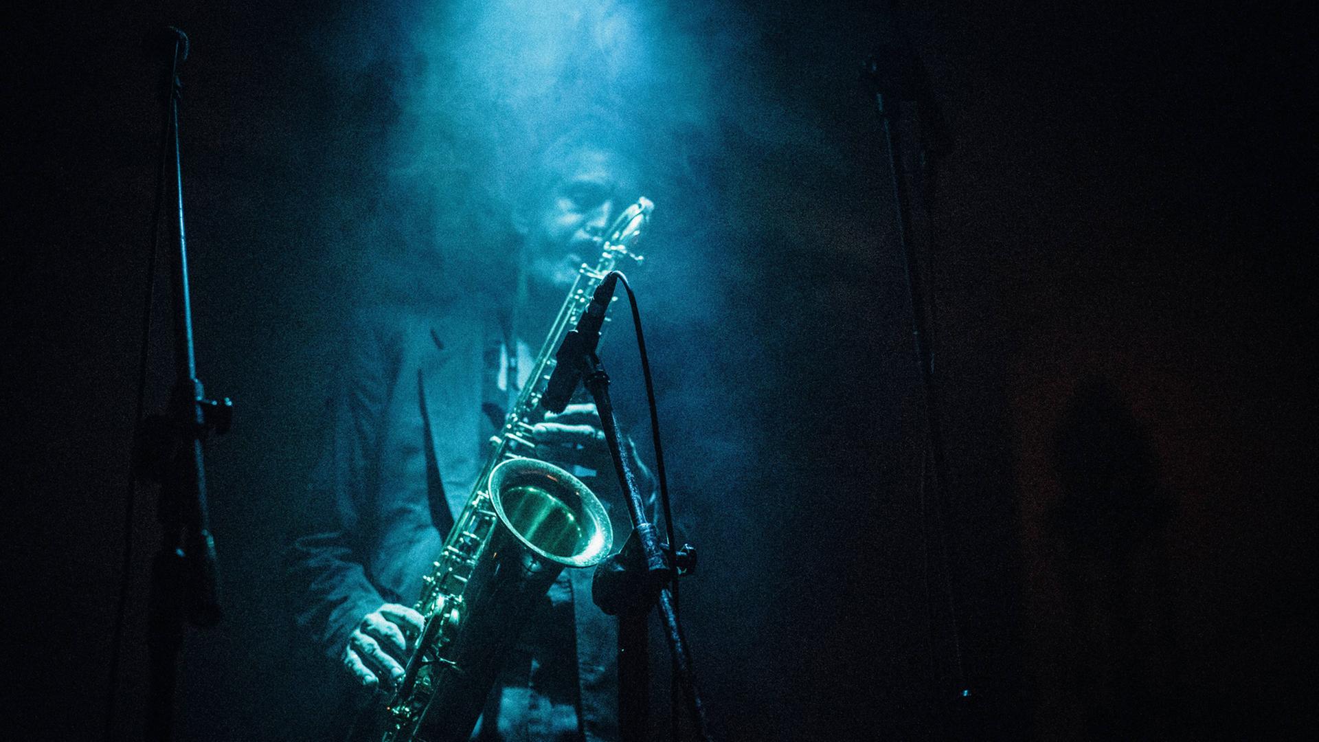 Saxofonist Christoph Clöser von der Mülheimer Band Bohren & der Club of Gore bei einem Auftritt 2013 Saxofonist Christoph Clöser von der Mülheimer Band Bohren & der Club of Gore bei einem Auftritt 2013