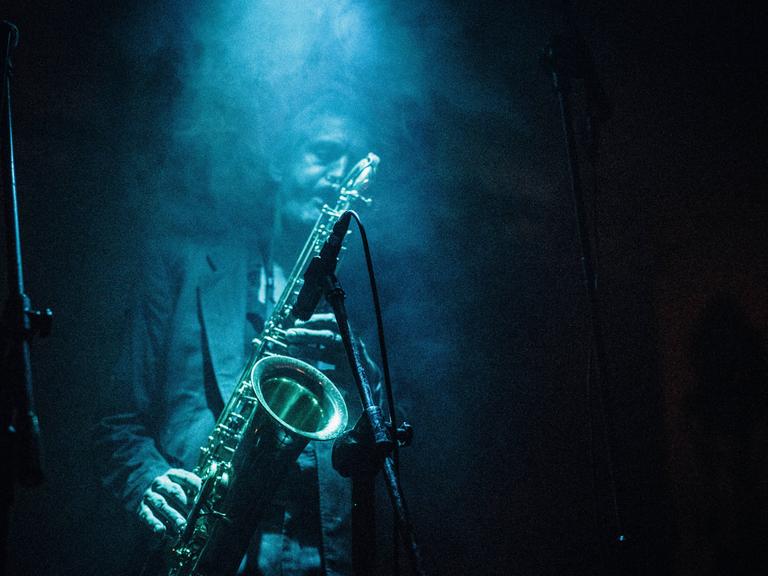 Saxofonist Christoph Clöser von der Mülheimer Band Bohren & der Club of Gore bei einem Auftritt 2013