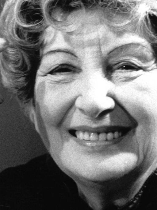 Die Schriftstellerin Irmgard Keun (1905-1982) bei Dreharbeiten zur Verfilmung ihres Romans "Nach Mitternacht" in Berlin.