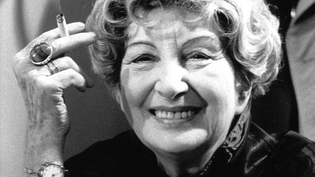 Die Schriftstellerin Irmgard Keun (1905-1982) bei Dreharbeiten zur Verfilmung ihres Romans "Nach Mitternacht" in Berlin.