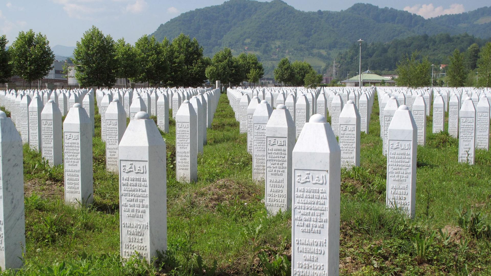 Grabsteine der Potocari Gedenkstätte für den Völkermord in Srebrenica. Rund 8.000 männliche Muslime wurden im Juli.1995 in Srebrenica von bosnisch-serbischen Truppen ermordet, obwohl die Stadt UN-Schutzzone war. Grabsteine der Potocari Gedenkstätte für den Völkermord in Srebrenica. Rund 8.000 männliche Muslime wurden im Juli.1995 in Srebrenica von bosnisch-serbischen Truppen ermordet, obwohl die Stadt UN-Schutzzone war.