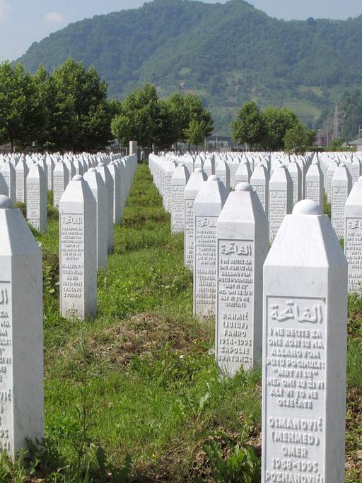 Grabsteine der Potocari Gedenkstätte für den Völkermord in Srebrenica. Rund 8.000 männliche Muslime wurden im Juli.1995 in Srebrenica von bosnisch-serbischen Truppen ermordet, obwohl die Stadt UN-Schutzzone war.