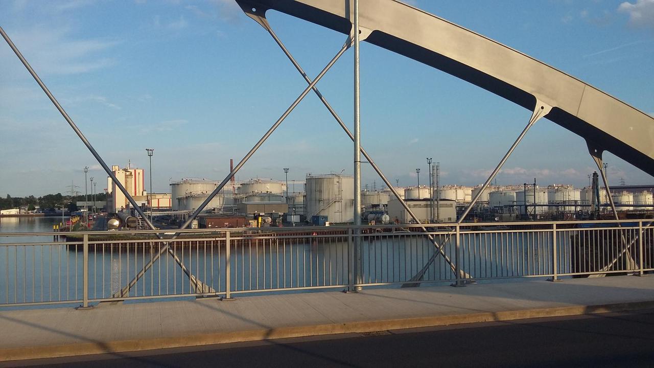 Blick von einer Brücke über den Rhein-Herne-Kanal auf Öltanks in Gelsenkirchen. Blick von einer Brücke über den Rhein-Herne-Kanal auf Öltanks in Gelsenkirchen.