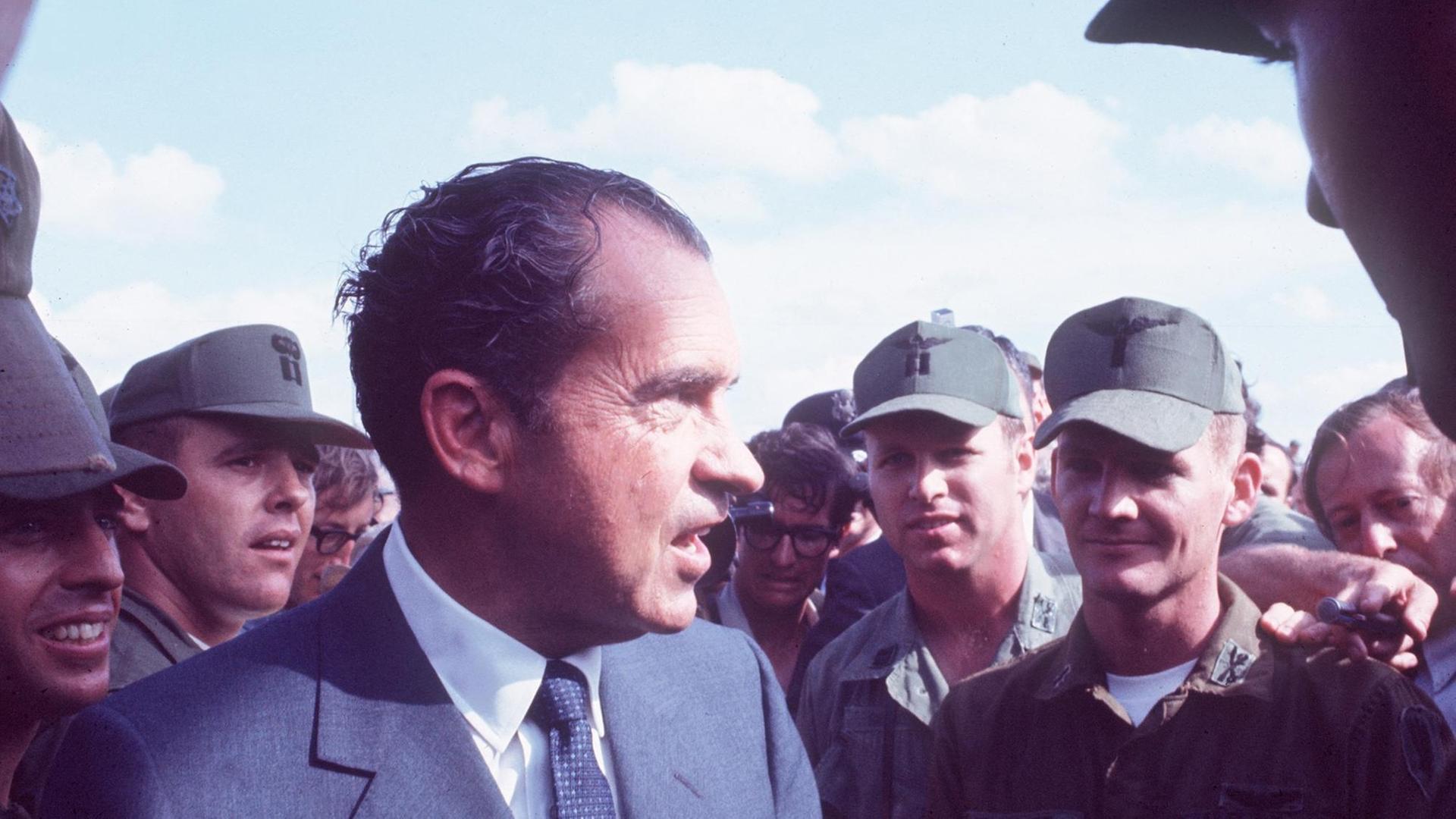 US-Präsident Richard Nixon im März 1970 bei einem Truppenbesuch in Vietnam US-Präsident Richard Nixon im März 1970 bei einem Truppenbesuch in Vietnam