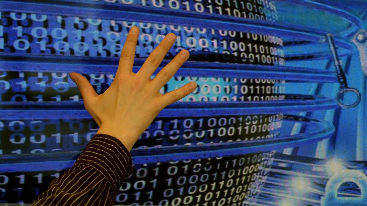 Eine Illustration, bei der ein Mann im Hasso-Plattner-Institut in Potsdam (Brandenburg) eine Hand auf einen Bildschirm mit dem visualisierten, weltumspannenden Internet hält. Eine Illustration, bei der ein Mann im Hasso-Plattner-Institut in Potsdam (Brandenburg) eine Hand auf einen Bildschirm mit dem visualisierten, weltumspannenden Internet hält.