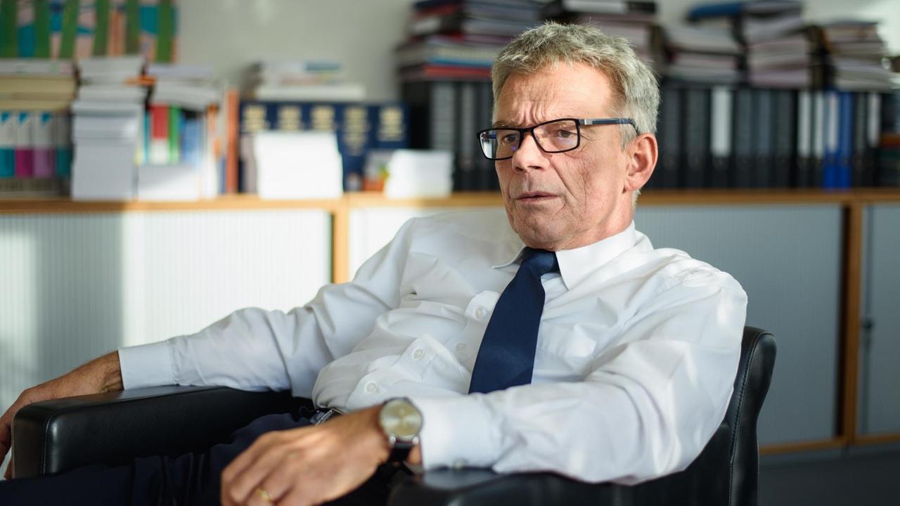 Der Vorsitzende des Gemeinsamen Bundesausschusses, Josef Hecken, aufgenommen im Dezember 2017 in Berlin in seinem Büro Der Vorsitzende des Gemeinsamen Bundesausschusses, Josef Hecken, aufgenommen im Dezember 2017 in Berlin in seinem Büro