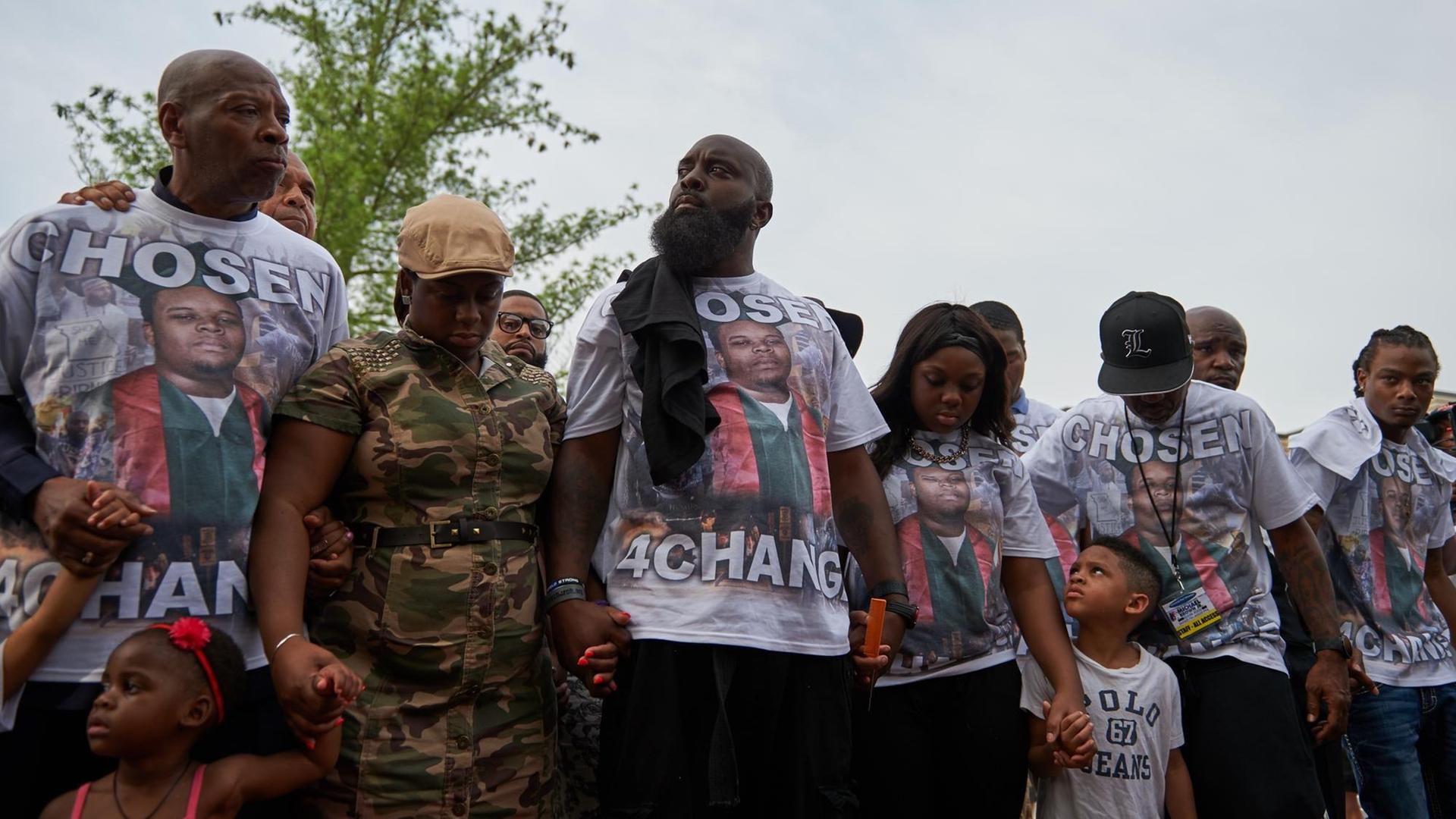 Protestzug in Ferguson mit Michaels Browns Vater (M). Protestzug in Ferguson mit Michaels Browns Vater (M).