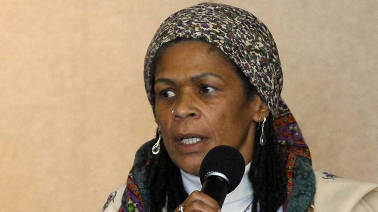 Die Islamwissenschaftlerin und Konvertitin Amina Wadud, die wohl bekannteste Verfechterin der Gleichstellung der Frau im Islam. Die Islamwissenschaftlerin und Konvertitin Amina Wadud, die wohl bekannteste Verfechterin der Gleichstellung der Frau im Islam.