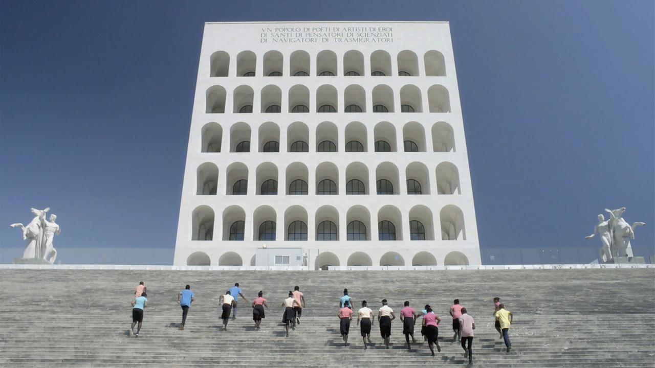 Eine Gruppe afrikanischer Flüchtlinge läuft die Treppe zum sogenannten "Colosseo Quadrato", einem Monumentalbau der Mussolini-Ära hoch. Eine Gruppe afrikanischer Flüchtlinge läuft die Treppe zum sogenannten "Colosseo Quadrato", einem Monumentalbau der Mussolini-Ära hoch.