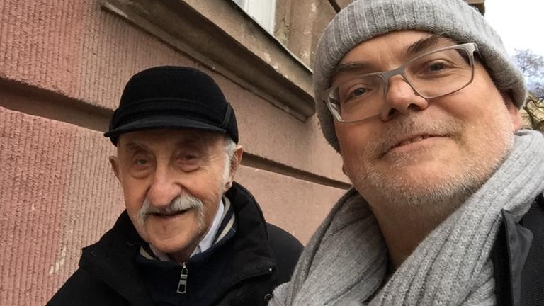 Ein Selfie des Dlf-Autors Stephan Ozsvath (re.) mit dem ungarischen Rentner Imre Kovács (li.) in Budapest