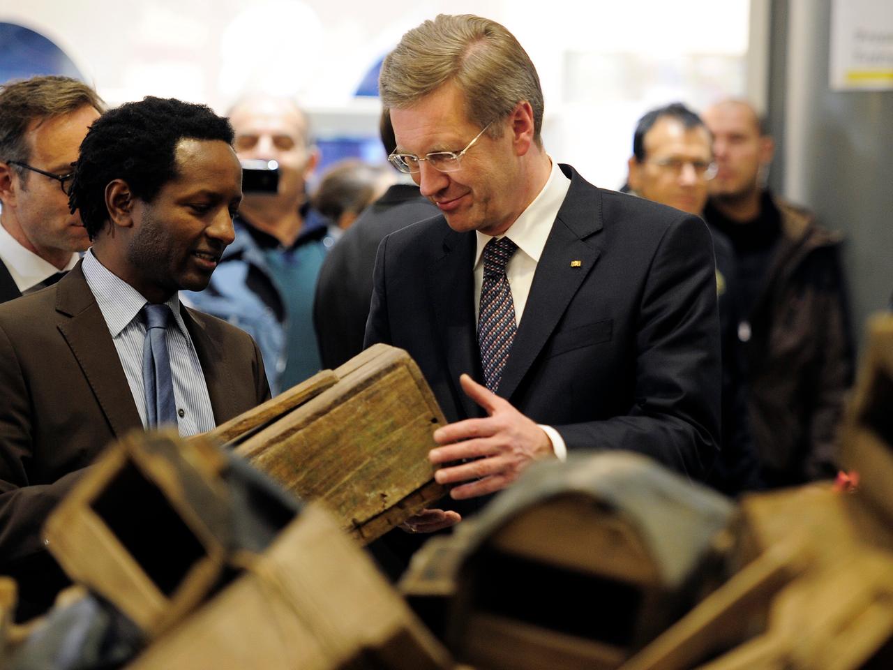 Oktober 2010: Damals sah sich auch der damalige Bundespräsident Christian Wulff die Schuhputzboxen an. Oktober 2010: Damals sah sich auch der damalige Bundespräsident Christian Wulff die Schuhputzboxen an.