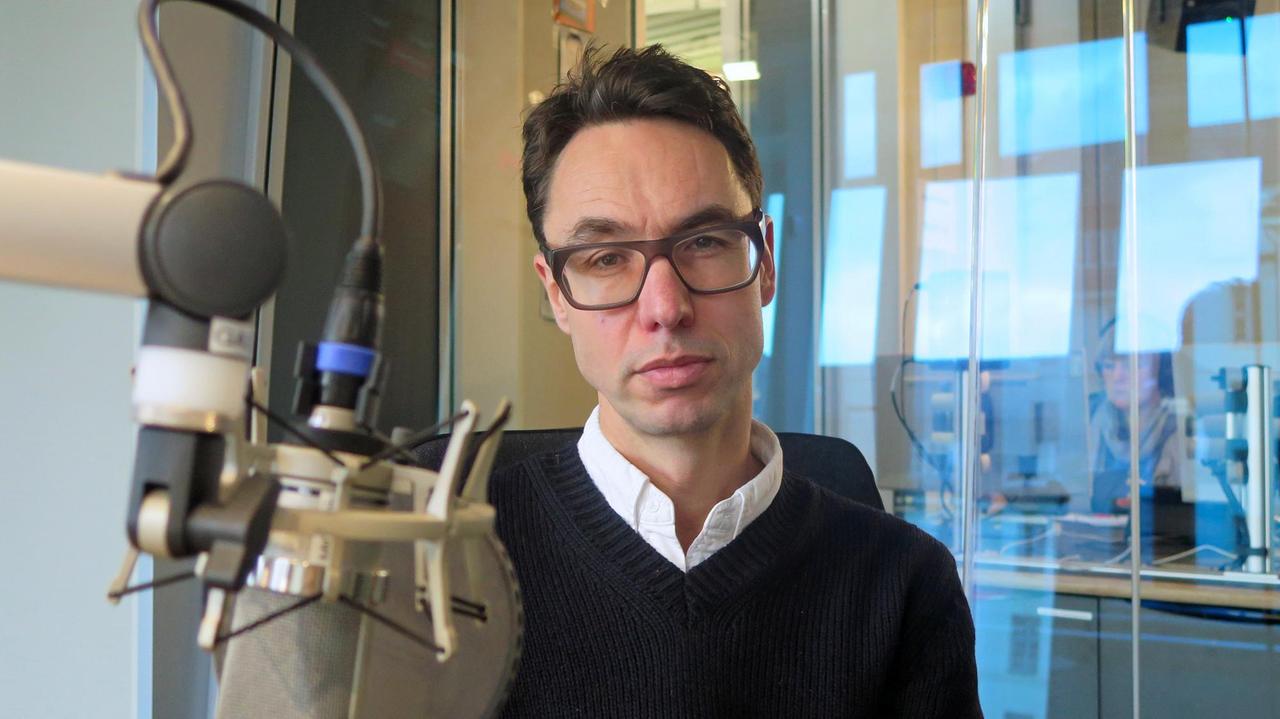 Georg Diez im Deutschlandfunk Kultur Studio. Georg Diez im Deutschlandfunk Kultur Studio.