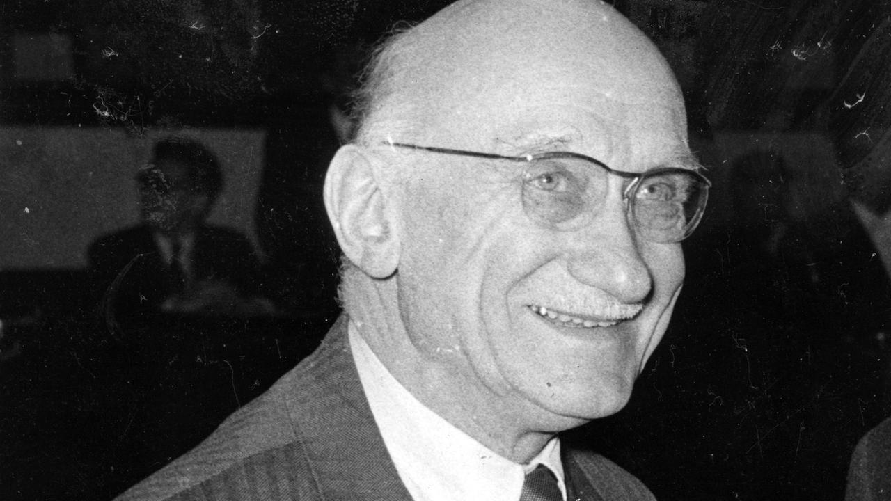 Das Schwarz-Weiß-Foto zeigt den Politiker Robert Schuman Das Schwarz-Weiß-Foto zeigt den Politiker Robert Schuman