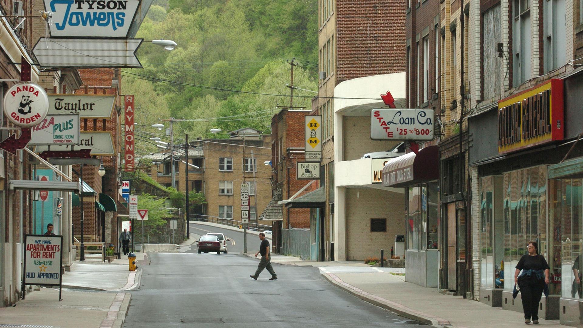 Wenige Menschen auf der Straße in Welch, Kreisstadt von McDowell county, USA. Wenige Menschen auf der Straße in Welch, Kreisstadt von McDowell county, USA.