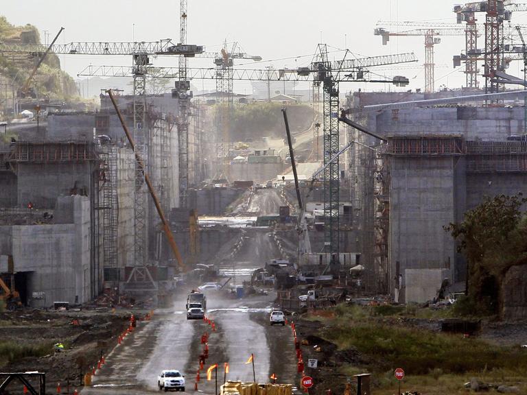 Ein Blick auf die Erweiterungsbauarbeitendes Panamakanals in Colon, Panama, im Januar 2014. Zu sehen sind zwei riesige Mauern links und rechts, drumherum zahlreiche Kräne.