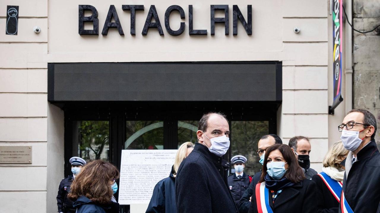 Der Französische Premierminister Jean Castex und die Bürgermeisterin von Paris Anne beim Gedenken an das Attentat vor dem Veranstaltungsort Bataclan in Paris. Der Französische Premierminister Jean Castex und die Bürgermeisterin von Paris Anne beim Gedenken an das Attentat vor dem Veranstaltungsort Bataclan in Paris.