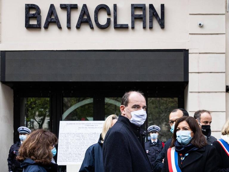 Der Französische Premierminister Jean Castex und die Bürgermeisterin von Paris Anne beim Gedenken an das Attentat vor dem Veranstaltungsort Bataclan in Paris.