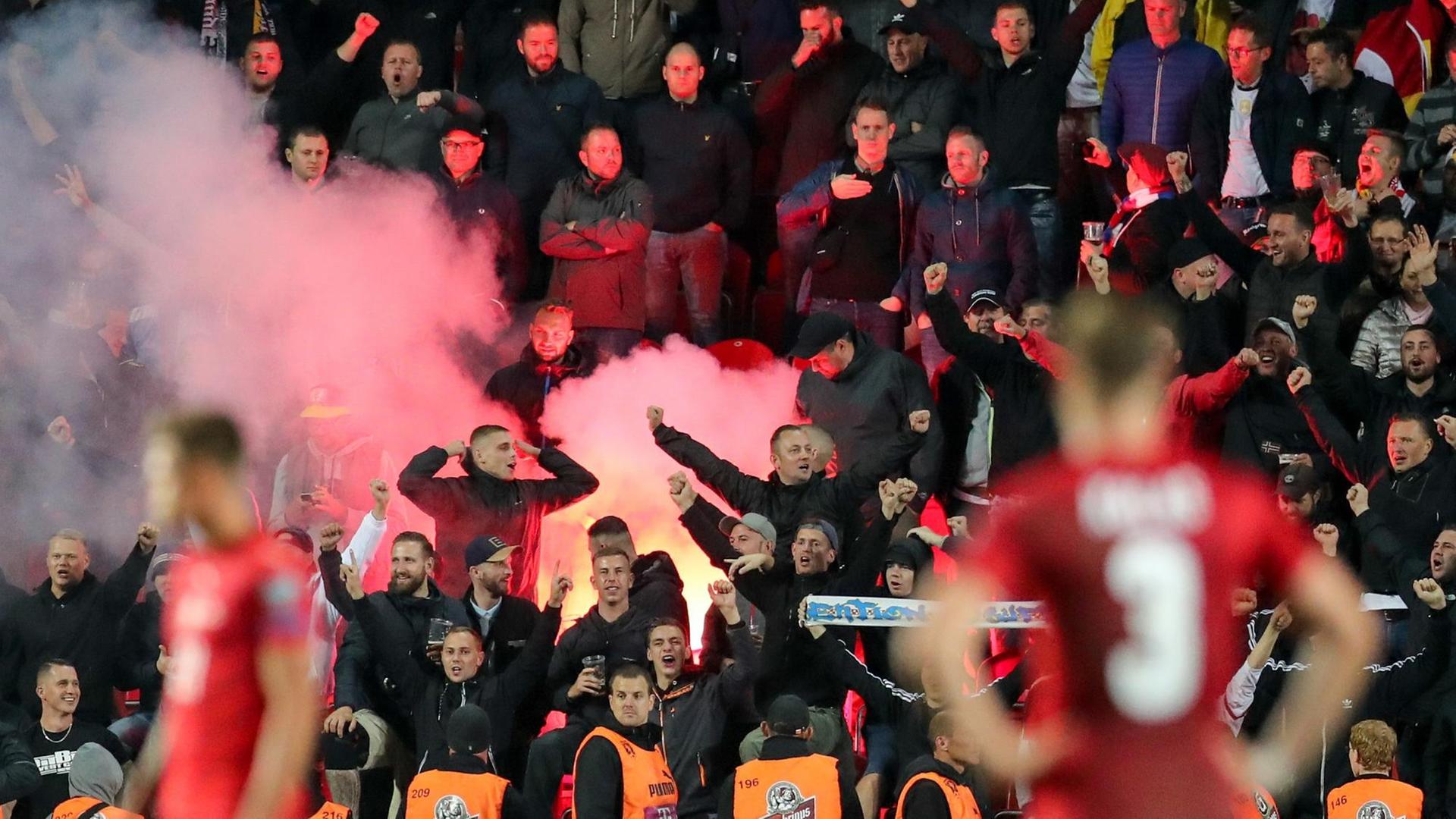 Deutsche Fans zünden Pyrotechnik und skandieren rechtsradikale Parolen beim Fußballspiel in Prag. Deutsche Fans zünden Pyrotechnik und skandieren rechtsradikale Parolen beim Fußballspiel in Prag.