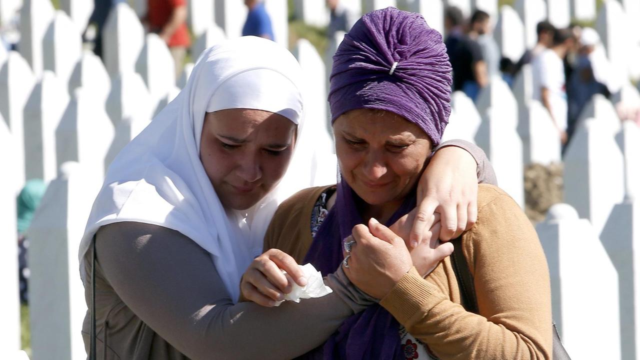 Frauen trauern in der Gedenkstätte Potocari am 20. Jahrestag des Massakers von Srebrenica Frauen trauern in der Gedenkstätte Potocari am 20. Jahrestag des Massakers von Srebrenica